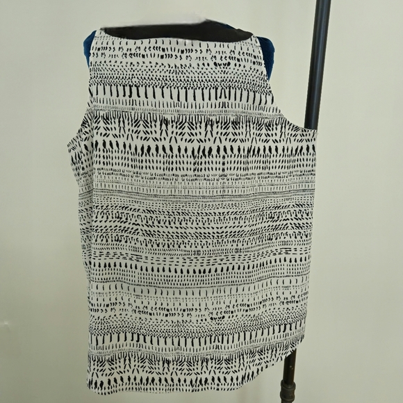 DKNYC Sleeveless Blouse 1X V Neck Geometric Black & White Tribal Print Career - Picture 8 of 9